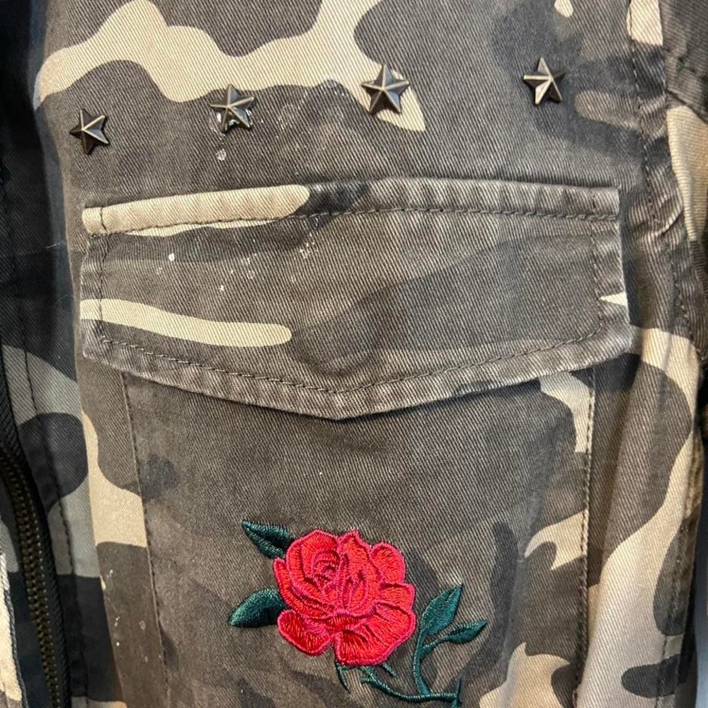 Forever 21 Camo Jacket w Rose Embroidery Size Small - Picture 4 of 8